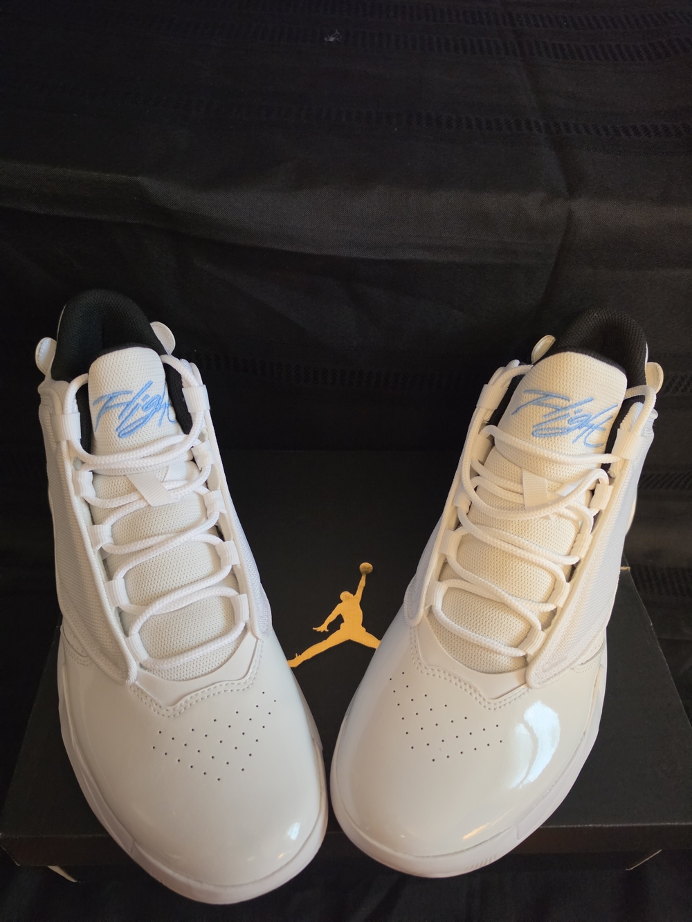Jordan Max Aura 4 Men’s White Sneakers with Light Blue Logo Size Mens US 11